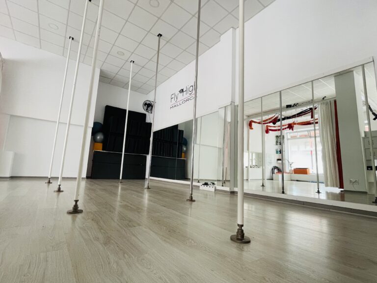 pole studio white color
