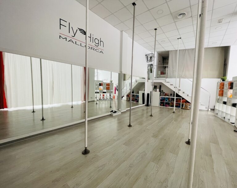 pole studio white color